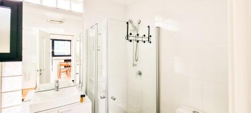 Ένα μπάνιο στο BnBIsrael apartments - Kalisher Ophrys