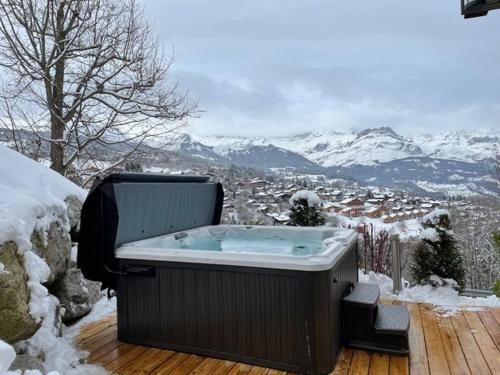 Ein allgemeiner Bergblick oder ein Berglick von des Chalets aus