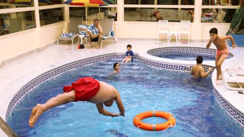 A piscina localizada em Al Seef Hotel ou nos arredores