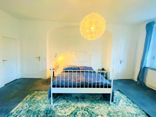 Кровать или кровати в номере Get-your-flat Traumhafte Altbau-Wohnung in Denkmal-Villa 3 Zr Kü Bad 2 Schlafzr 125 m2 Haustier auf Anfrage - ruhig & naturnah