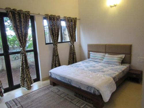 מיטה או מיטות בחדר ב-Retreat Holiday Homes, Twin Chalets at Sparsh Resorts and Chalets, Karjat