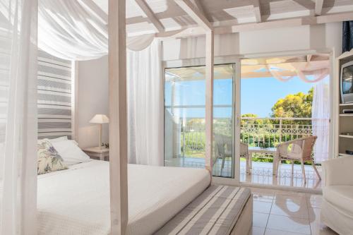 Afbeelding uit fotogalerij van Belvedere Gerakas Luxury Suites in Vasilikos