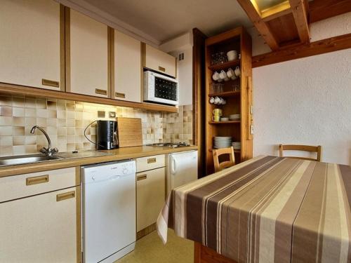 Appartement La Plagne, 2 pièces, 4 personnes - FR-1-455-109にあるキッチンまたは簡易キッチン