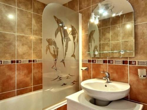 a bathroom with a sink and a toilet and a tub at Appartement La Plagne, 2 pièces, 5 personnes - FR-1-455-78 in La Plagne