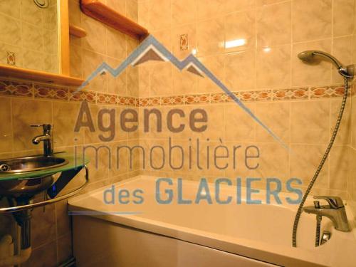 モンシャヴァンにあるAppartement La Plagne Montchavin Les Coches, 2 pièces, 5 personnes - FR-1-329-44のシャワーの横にグラフ付きのバスルーム