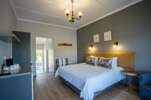 Una cama o camas en una habitación de Fairy Knowe Hotel