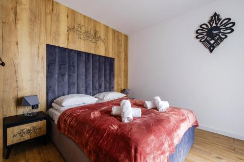 Ένα ή περισσότερα κρεβάτια σε δωμάτιο στο APARTAMENT BIAŁKA TATRZAŃSKA NA TERENIE OBIEKTU SUN&SNOW
