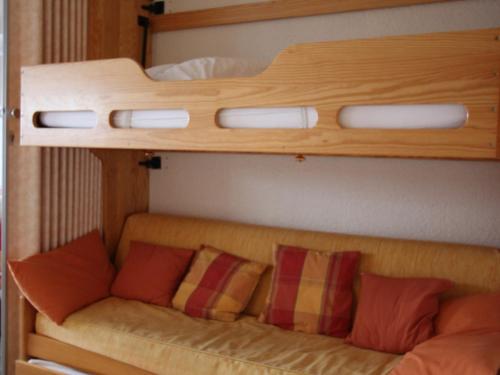 Litera de madera con almohadas en una habitación en Studio Chamrousse, 1 pièce, 4 personnes - FR-1-549-64 en Chamrousse