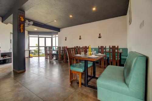 Un restaurante o sitio para comer en Mountain Breeze Resort, Mahabaleshwar