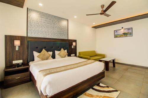 Postel nebo postele na pokoji v ubytování Mountain Breeze Resort, Mahabaleshwar