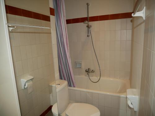  Apollo-Vacances Pirinenca -  Room  picture :   Tea/Coffee maker    Bath    Hairdryer                           