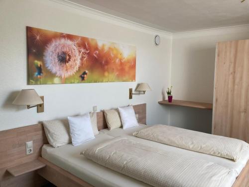 Appartementhotel Breitmattstub في بوليرتال: غرفة نوم بسرير ودهان على الحائط