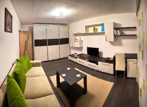 a living room with a couch and a table at Apartament 2 camere cu loc de parcare in Cluj-Napoca