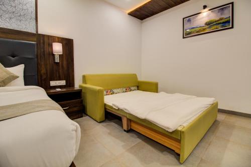Una cama o camas en una habitación de Mountain Breeze Resort, Mahabaleshwar