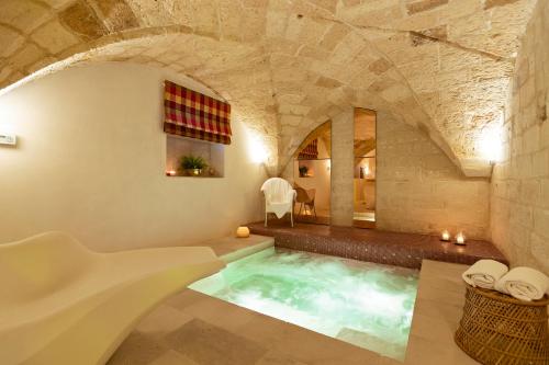 La salle de bains est pourvue d'une baignoire et d'un lavabo. dans l'établissement Distilia Dimora Salentina, à San Cesario di Lecce