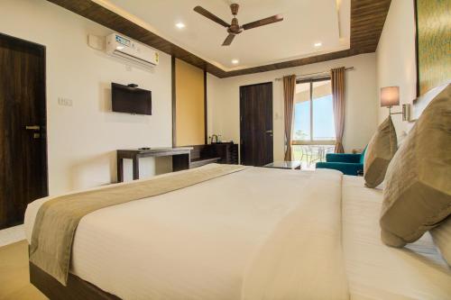 Una cama o camas en una habitación de Mountain Breeze Resort, Mahabaleshwar