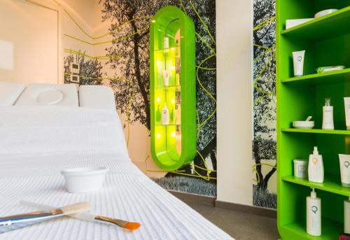 um quarto com uma cama branca e prateleiras verdes em Grand Hotel Ambasciatori Wellness & Spa em Chianciano Terme