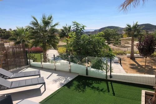 ein Haus mit einem Pool und Palmen in der Unterkunft Martormar in Finestrat