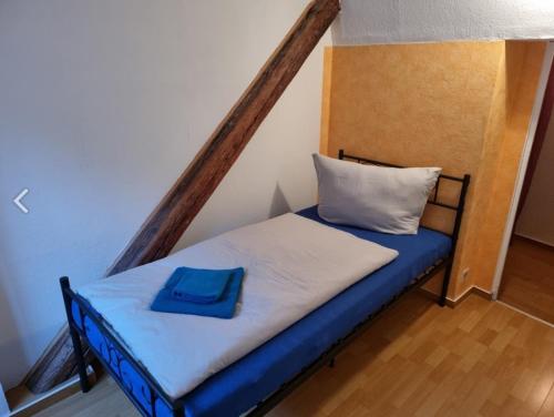 Un pat sau paturi într-o cameră la Ferienhaus "Am Schlossbühel" für 9 Personen