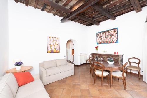 Stunning Campo De Fiori Apartment with Terrace