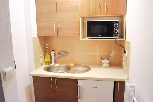 A kitchen or kitchenette at Pokoje u Pitera