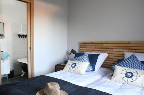 une chambre avec un lit avec des oreillers bleus et blancs dans l'établissement La maison de Flore, à Pernes-les-Fontaines