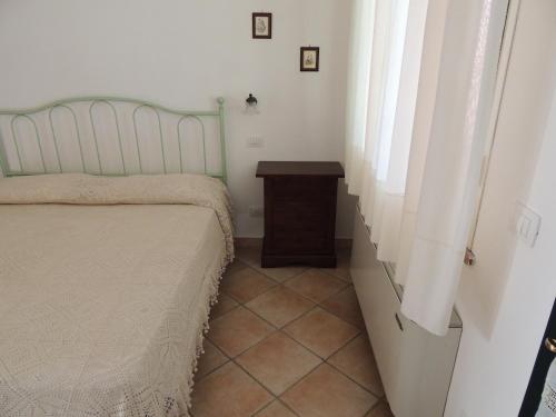 a small bedroom with a bed and a table at Agriturismo Valle Martina in Saturnia