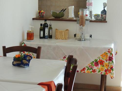 a table with a white table cloth and bottles of wine at Agriturismo Valle Martina in Saturnia