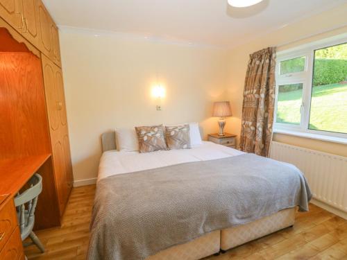 Un dormitorio con una cama grande y una ventana en Lavender Cottage en Castletownbere