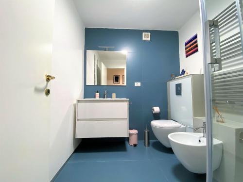 ein blaues Bad mit einem Waschbecken und einem WC in der Unterkunft CASA ILARIA - Luminoso appartamento con vista nel centro storico in Siena