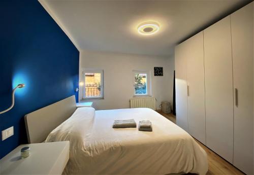 Ein Bett oder Betten in einem Zimmer der Unterkunft CASA ILARIA - Luminoso appartamento con vista nel centro storico