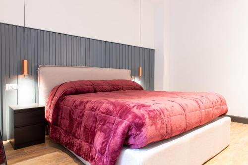 um quarto com uma cama com um cobertor rosa em Flaminia Luxury Grand Suite em Roma