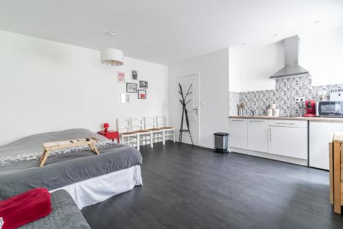 Cette chambre blanche dispose d'un lit et d'une cuisine. dans l'établissement Studio indépendant, à Bétheny