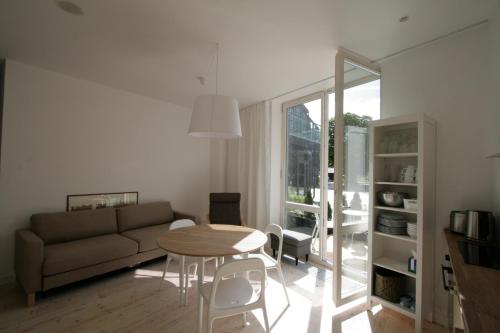 sala de estar con sofá y mesa en Miško Apartamentai, en Juodkrantė