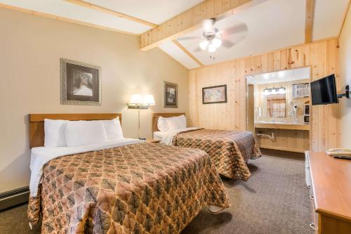 Cama ou camas em um quarto em Econo Lodge