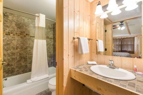 Ett badrum på Econo Lodge