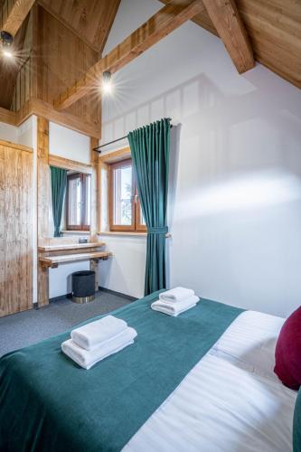 Góralska Dolina Jacuzzi & Saunaにあるベッド