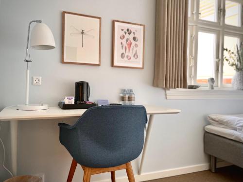 a desk with a chair in a room at Hotel Marie in Skagen