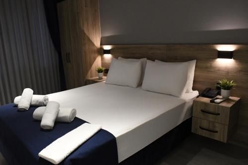 Postel nebo postele na pokoji v ubytování Kassimo Hotel