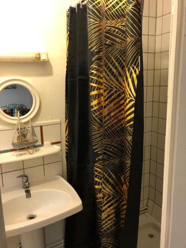 Phòng tắm tại La petite chambre sympa de Cindy