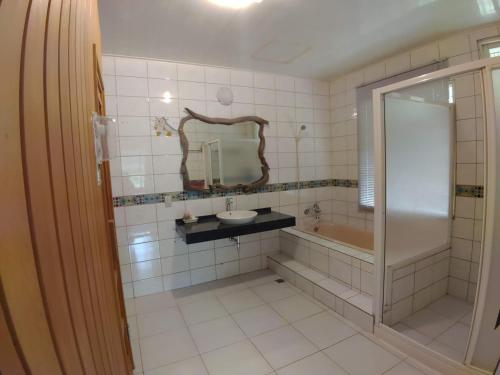 Koupelna v ubytování Lutenist B&B