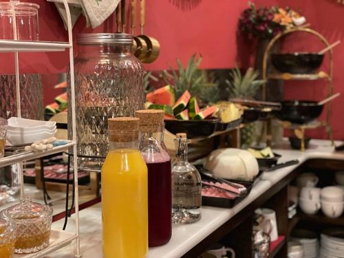 una mensola con due bottiglie di succo d'arancia sopra di Casa Brandariz a Santa Maria de Arzua