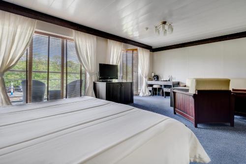 Un pat sau paturi într-o cameră la Bakkara Hotel