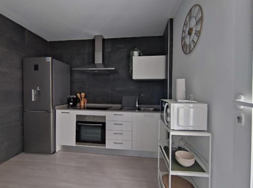 A kitchen or kitchenette at Apartamento en Alicante La Casa Azul