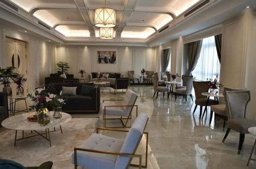 - un hall avec des canapés, des tables et des chaises dans l'établissement Temandra Hotel, à Djeddah