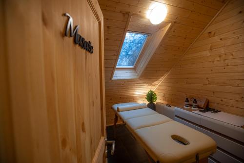 a small room with a bench in a wooden cabin at Kozjanski dvor in Podčetrtek