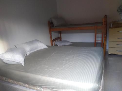 Uma ou mais camas em beliche num quarto em Casa de praia Indaiá Bertioga