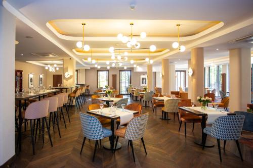 a restaurant with tables and chairs in a room at Hotel Styl 70 in Pszczyna