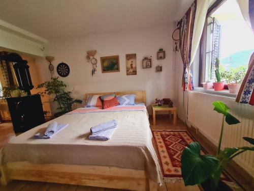 Un pat sau paturi într-o cameră la Impeccable apartment with view in Dolna Matka