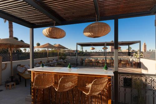 eine Bar auf einem Balkon mit Stadtblick in der Unterkunft Riad Algora en exclusivité 13 P au cœur de la Médina in Marrakesch